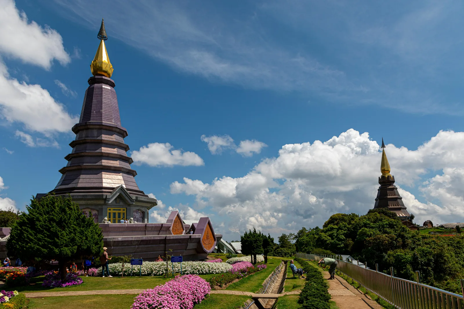 Temple Doi Suthep dominant la vallée de Chiang Mai