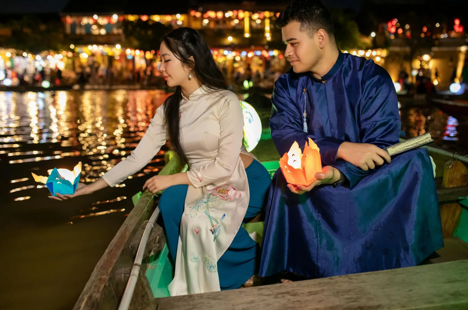 Ruelle de la vieille ville de Hoi An illuminée aux lanternes de soie la nuit