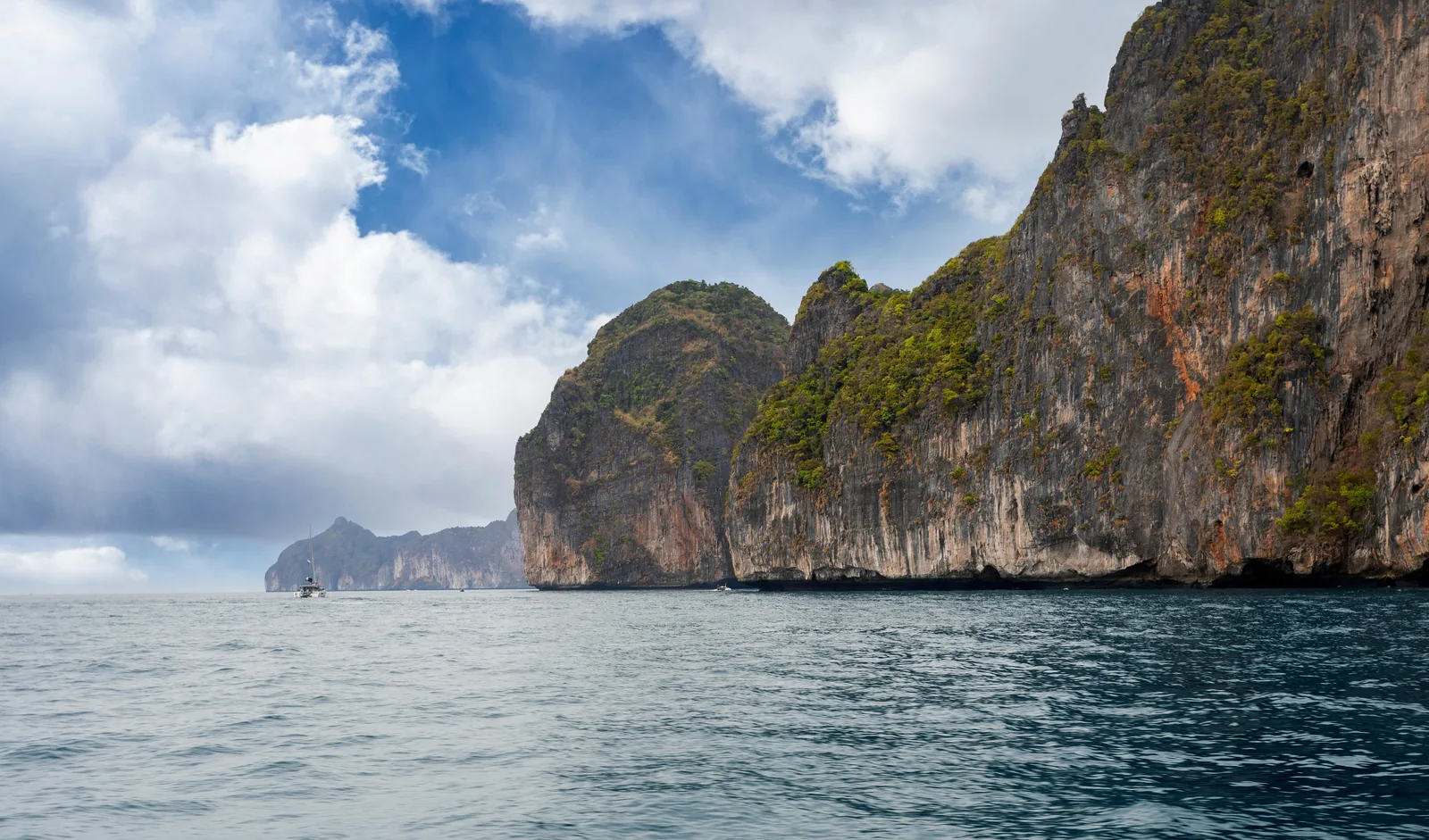 Baie de Ton Sai et falaises calcaires de Koh Phi Phi Don au lever du soleil, Thaïlande