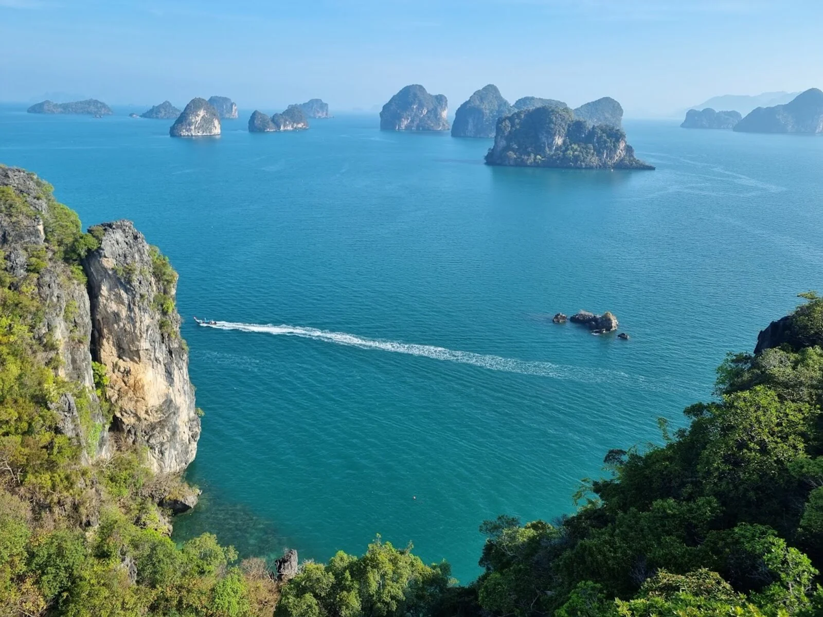 Pitons karstiques vus depuis Koh Yao Noi, eau calme de la baie de Phang Nga