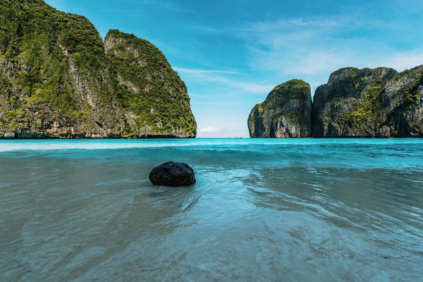 Vue sur la plage de Railay et les pitons karstiques de Krabi au coucher du soleil