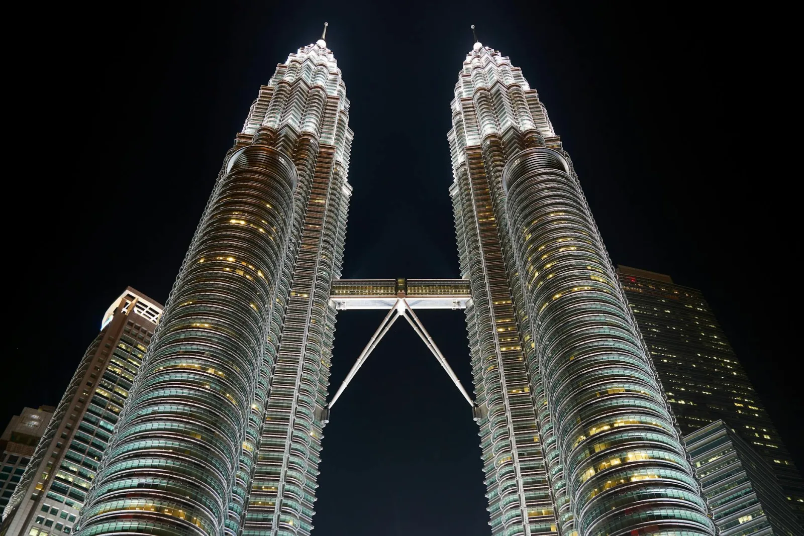 Tours Petronas illuminées de nuit, Kuala Lumpur, Malaisie