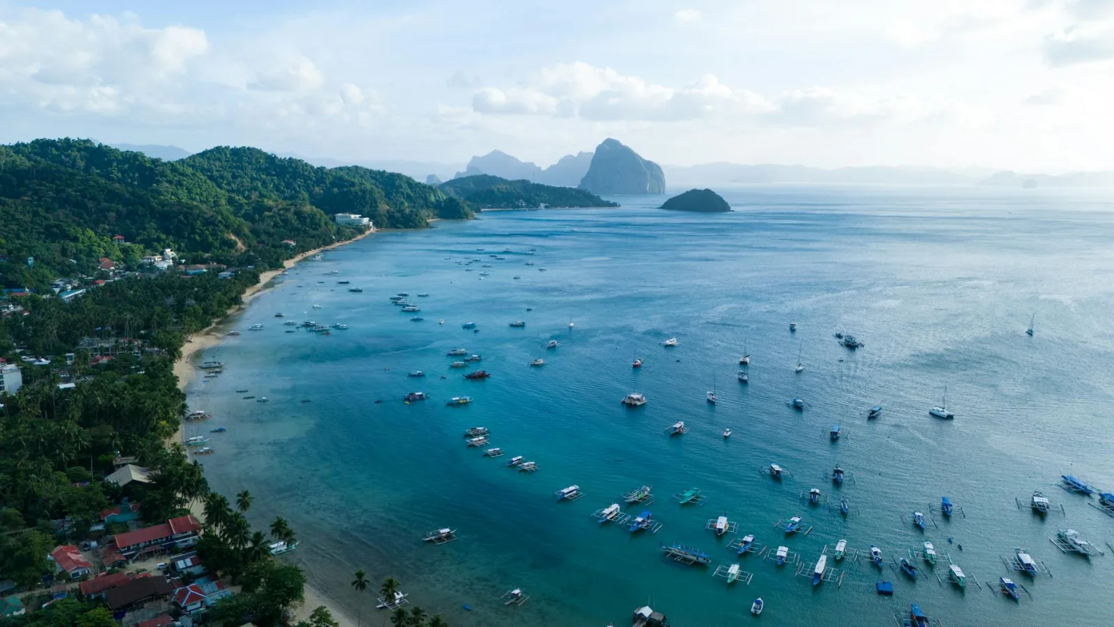 Lagons turquoise et falaises karstiques d'El Nido, Palawan, Philippines