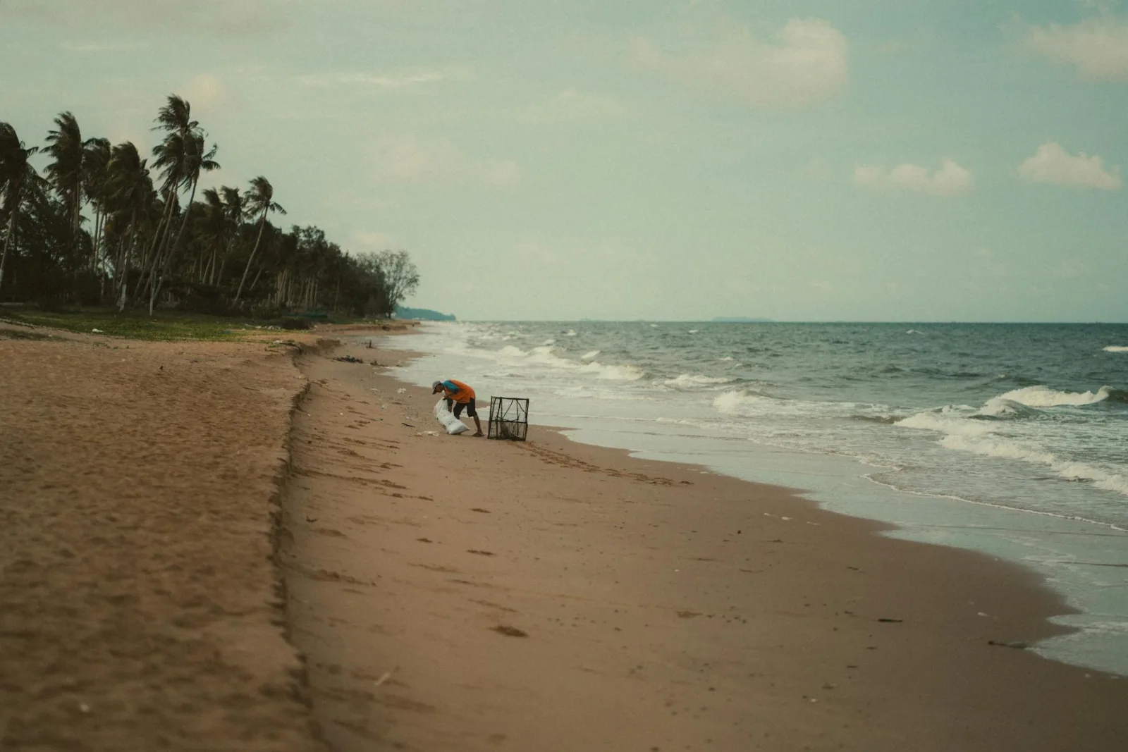 Plage de sable blanc de Phu Quoc et mer turquoise au coucher du soleil