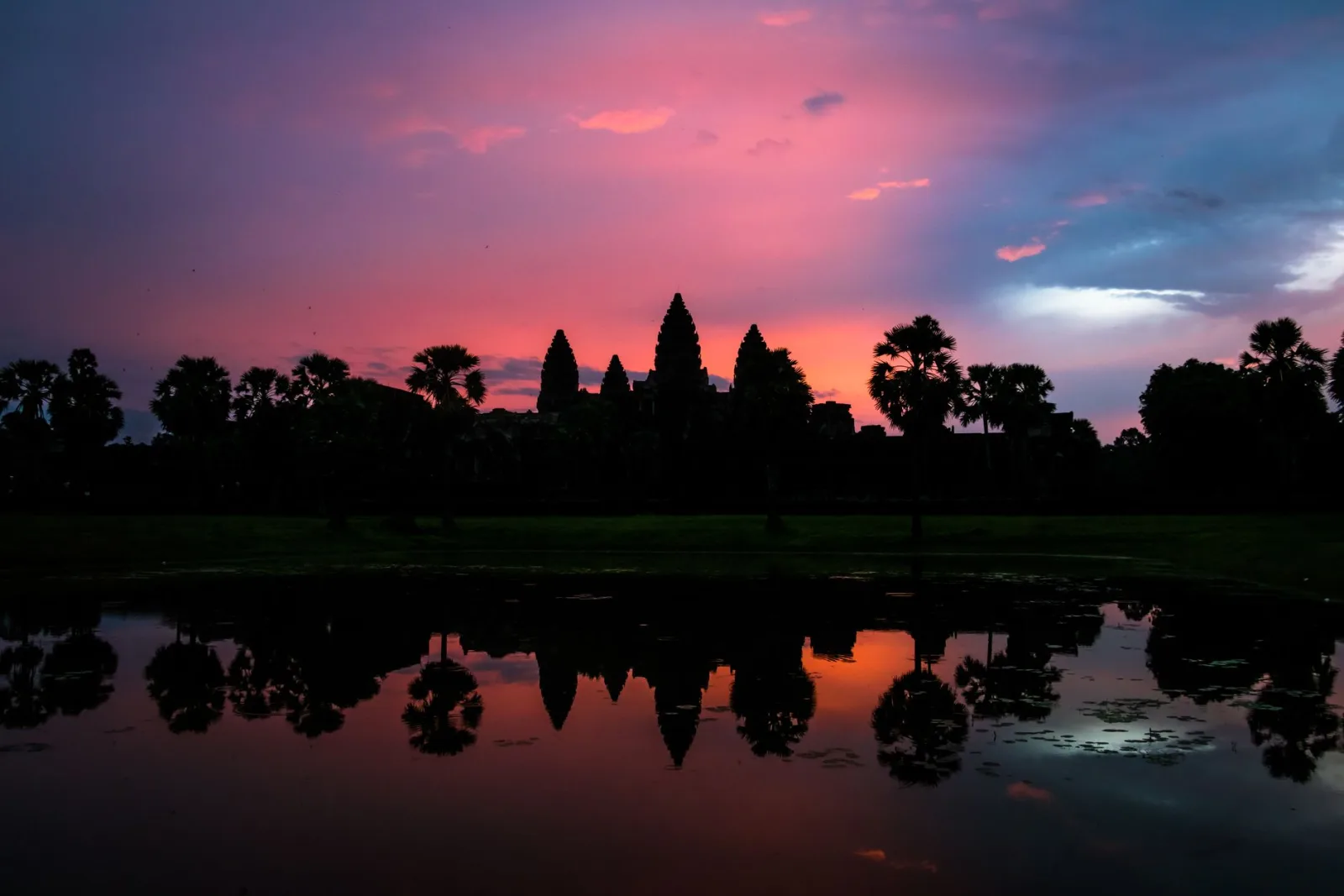 Angkor Wat au lever du soleil reflété dans le bassin